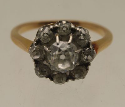 Bague marguerite en or jaune, diamant principal dans un ento…