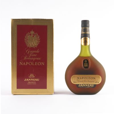 une photo d'une bouteille de cognac à côté d'un carton de vin