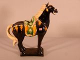 une figurine représentant un cheval, peinte en noir et jaune