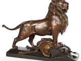 statue en bronze représentant un lion et une lionne sur un socle en marbre