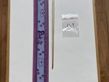 une image représentant un ruban violet et blanc sur une feuille de papier