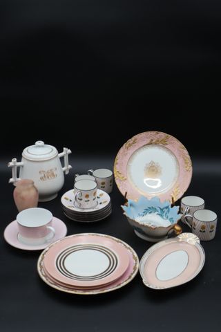 Deux assiettes, un déjeuner, un ravier, deux assiettes à dessert,...