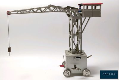 une grue miniature posée sur un chariot