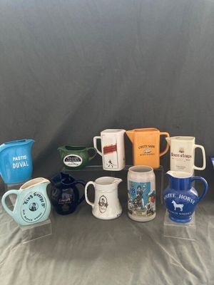 de nombreux types de tasses à café sur la table