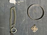 un bracelet, une bague et d'autres objets posés sur une table
