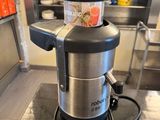un mixeur posé sur le comptoir d'une cuisine