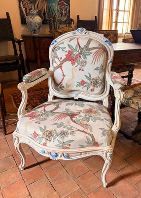 une chaise qui se trouve au milieu d'une pièce