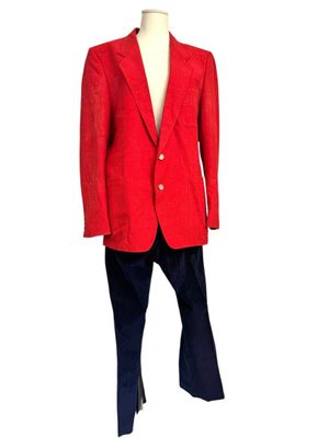 une photo d'un mannequin vêtu d'une veste et d'un pantalon rouges