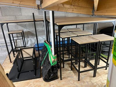5 tables hautes type "mange-debout" et tabourets hauts
