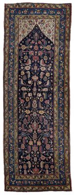 un tapis noir et bleu orné d'un motif floral sur fond blanc