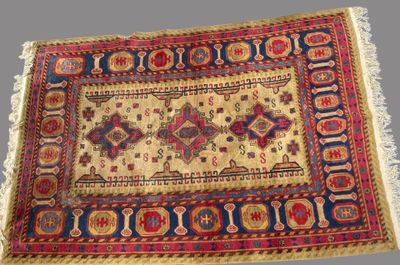 un gros plan d'un tapis posé sur une table, sur fond gris