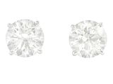 une paire de boucles d'oreilles en diamant sur fond blanc