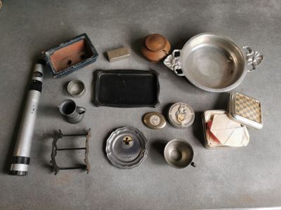 un grand nombre d'objets posés sur une table