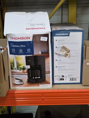 Des boîtes de café sont empilées sur une étagère dans un magasin