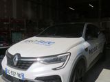 la photo d'une voiture blanche garée dans un garage