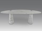 une table à manger ovale en marbre, à trois pieds, avec un plateau en marbre blanc