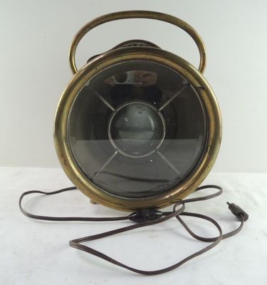 une image montrant un gros plan d'une lampe posée sur une table