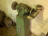 une machine qui se trouve dans le coin d'une pièce