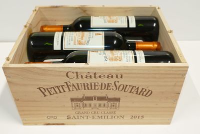 quatre bouteilles de vin dans un coffret en bois
