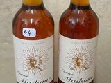 deux bouteilles de vin posées sur une table l'une à côté de l'autre