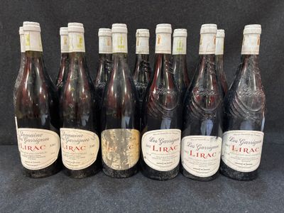 six bouteilles de vin sont alignées sur une table
