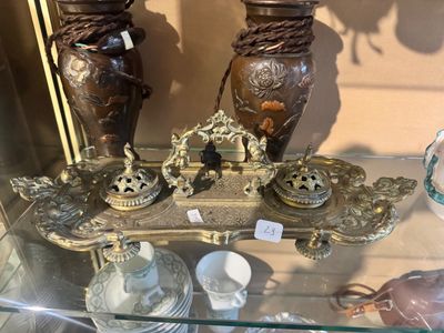 deux vases exposés dans une vitrine