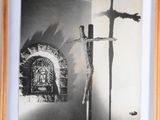 une photo représentant une croix et un crucifix dans une pièce