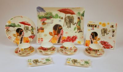 une photo montrant un assortiment d'assiettes et de tasses de style asiatique