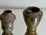 deux vases posés sur une table