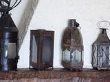 de nombreux types de lanternes différents sur une étagère