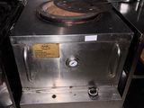 une cuisinière placée au milieu d'une cuisine