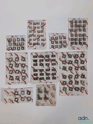 une photo montrant plusieurs timbres posés sur une feuille de papier