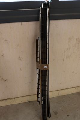 des skieurs dont les skis sont appuyés contre un mur devant une fenêtre
