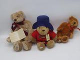 trois ours en peluche assis les uns à côté des autres sur une surface blanche