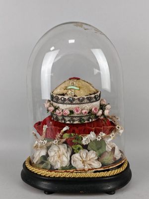 une cloche en verre contenant un gâteau