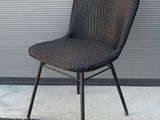 une chaise posée devant une porte de garage