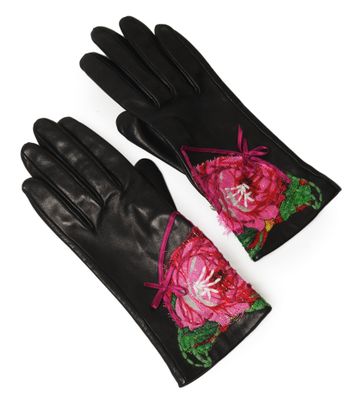 une paire de gants en cuir noir ornés de fleurs roses