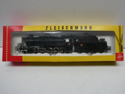 un gros plan d'un petit train miniature dans une boîte posée sur une table