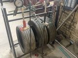 un pneu posé sur un support muni d'un manomètre