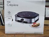 un gros plan sur la boîte d'une machine à crêpes posée sur une table