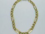 un bracelet en chaîne d'or avec un maillon