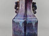 un vase violet posé sur une table