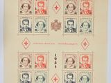 un gros plan d'un morceau de papier avec des timbres dessus