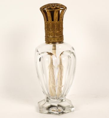 un vase en verre surmonté d'une couronne dorée