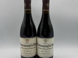 deux bouteilles de vin rouge posées sur une table blanche