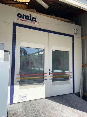 porte d'un immeuble devant laquelle se trouvent un réfrigérateur et un réfrigérateur-congélateur
