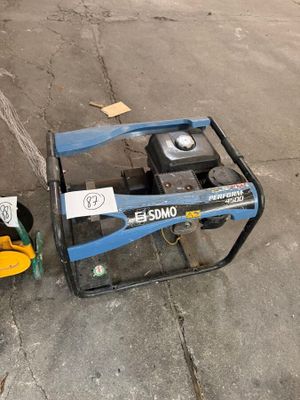 un petit générateur posé à côté d'une petite voiture jaune de jouet