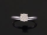 une bague sertie d'un seul diamant sur un fond noir