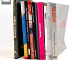 plusieurs livres sont empilés sur une surface blanche