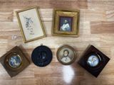 quatre photos encadrées et la photo d'une femme posée sur une table
